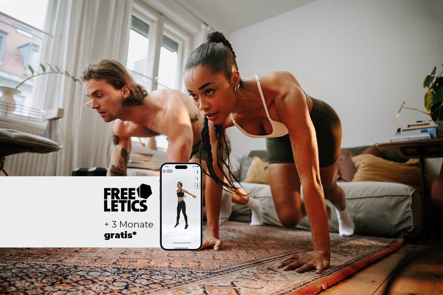 Eine sportliche Frau und ein sportlicher Mann befinden sich in einem Wohnzimmer auf den Boden und führen Runnings aus. Mitten im Bild steht ein Banner mit „Freeletics + 3 Monate gratis“